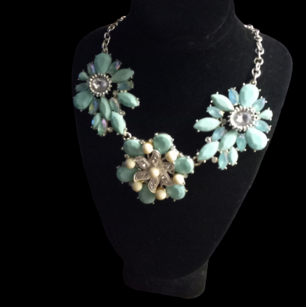 E-009 Vintage Green & White & Silver Tone Necklace From Avon